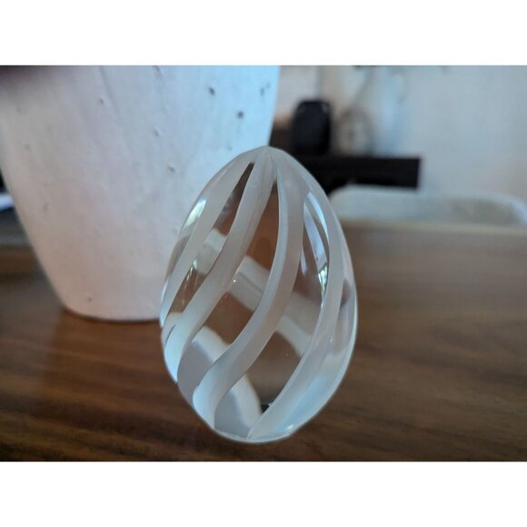 Paperweight Egg Shaped Frosted Etched Swirl 24% Lead Crystal Made In Poland - Picture 2 of 9